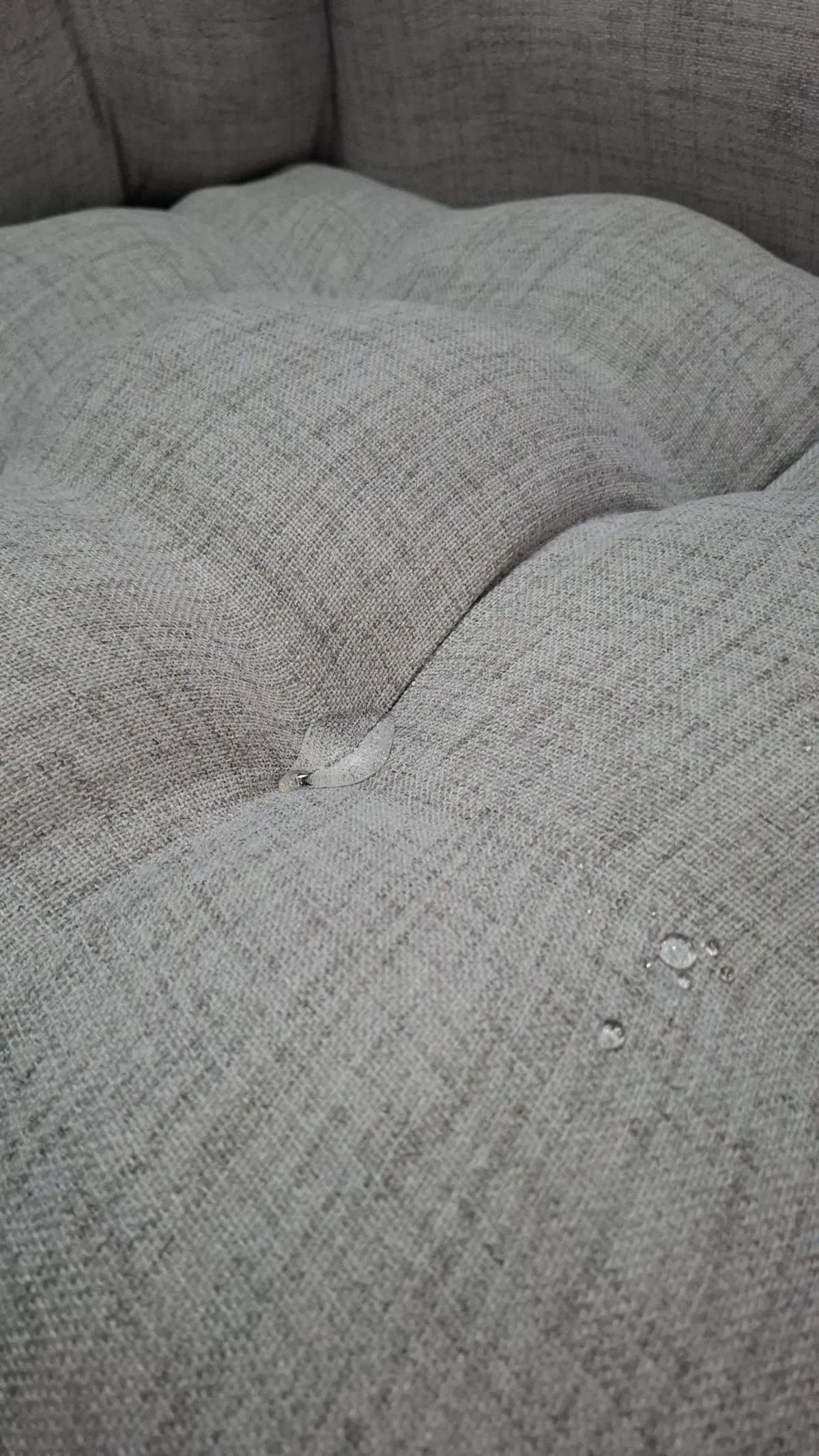 Gotas de líquido sobre tecido estofado