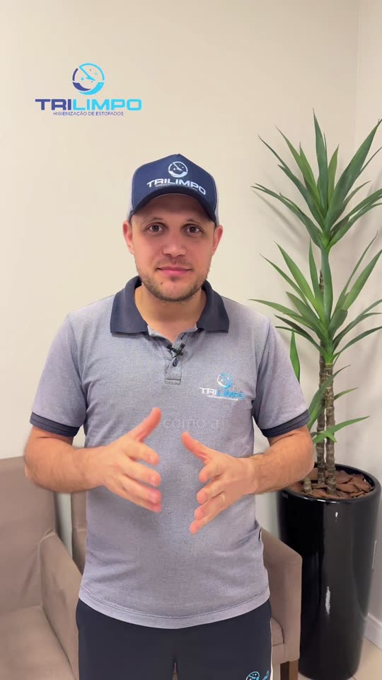 Profissional da TRILIMPO explicando como funciona a higienização de estofados